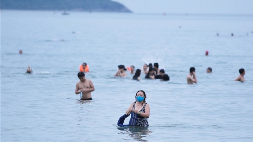 Da Nang citizens adapt to new normal after social distancing is eased